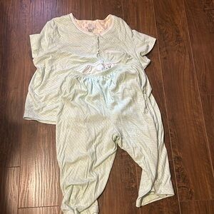 Like new Karen neuberger 2 piece capri PJ’s